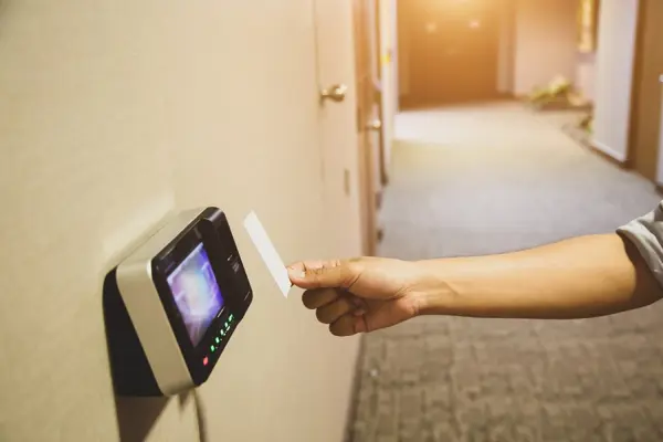 Geçiş Kontrol Sistemleri ile Yetkisiz Girişleri Engelleyin
